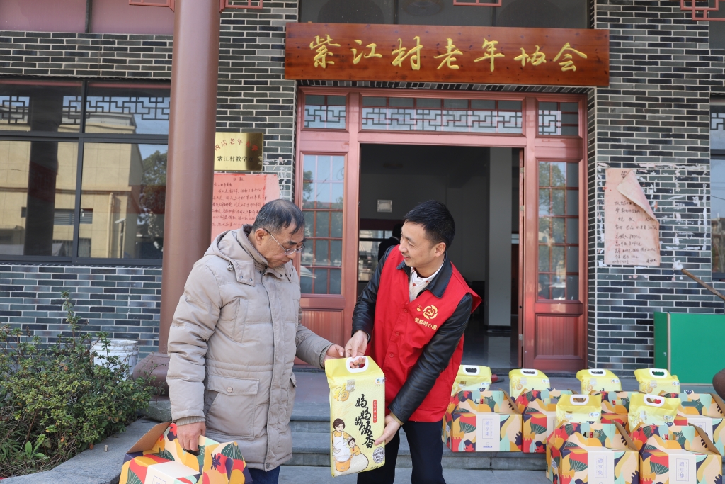 暖春意，敬老情-HJC888黄金城多年对峙慰问孤寡老人